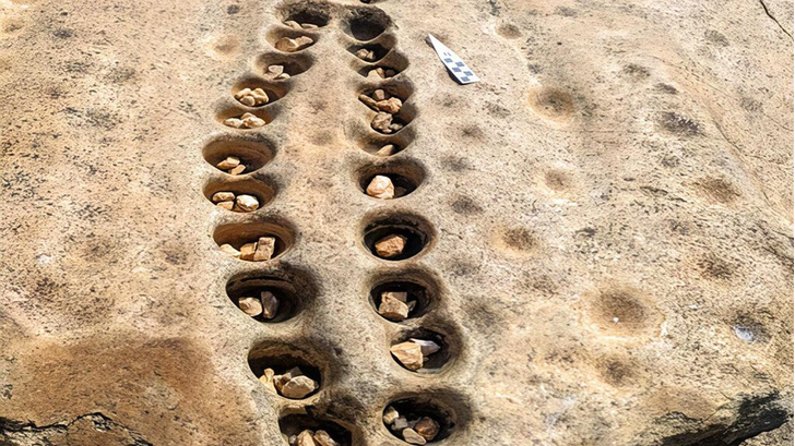 Камешки в лунках: зачем древним африканским пастухам понадобились эти ряды отверстий в скале?