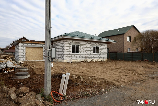 В поселке продолжают строить новые дома. Вот очередной, который, по словам Яны, энергетики хотели подключить к ее коттеджу, но она не позволила | Источник: Наталья Лапцевич