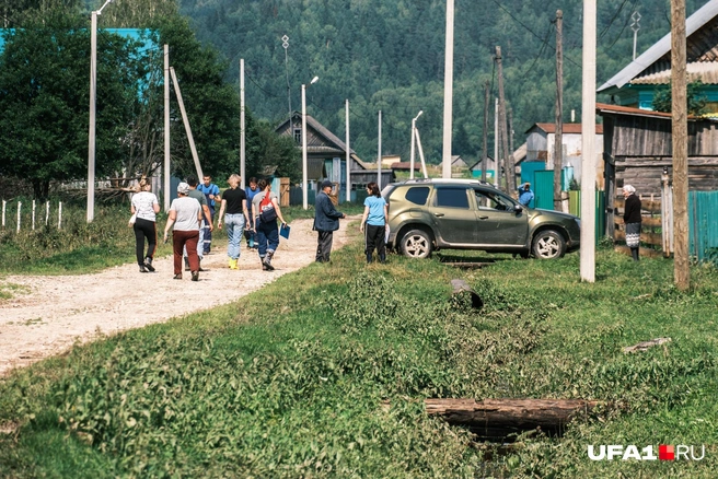 Волонтеры шагают по деревне | Источник: Булат Салихов / UFA1.RU