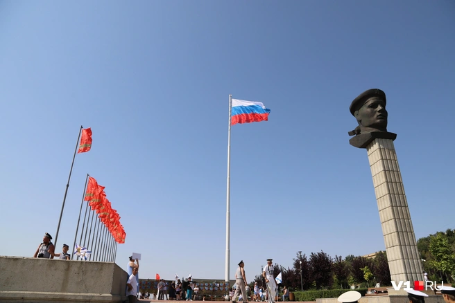 Флаг России гордо реет на свежем волжском ветру | Источник: Алексей Волхонский / V1.RU