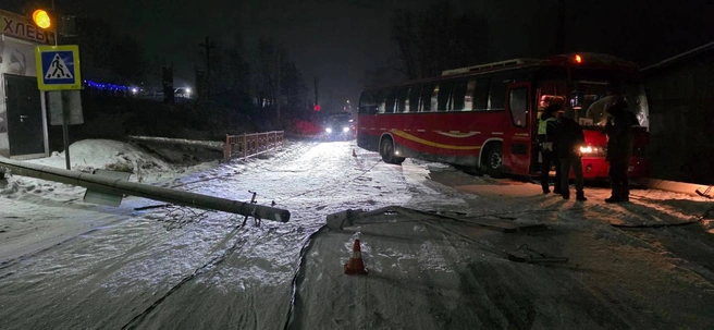 В Усть-Кут автобус с заводчанами снес столб и чуть не задавил пешеходов: жуткое видео | Источник: Госавтоинспекция38 / T.me