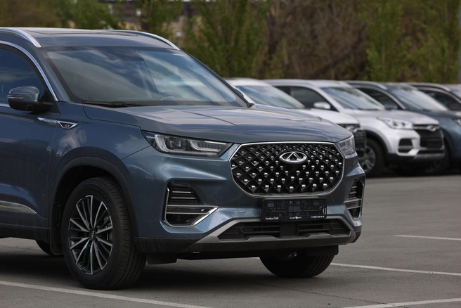 Велосипедиста и питбайкера сбили два владельца Chery Tiggo. Трое пострадавших — подростки | Источник: Илья Бархатов / 74.RU