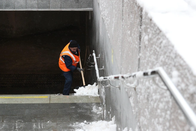 Замело даже лестницы метрополитена | Источник: Андрей Бортко / NGS.RU