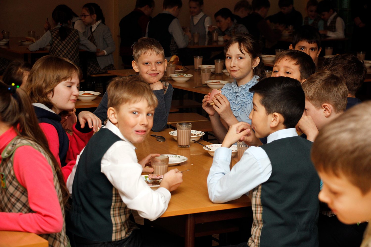 Еду преподаватель. Питание в школе 2023. Дети кушают в школьной столовой США. Школа в Одесском Омск столовая. Учитель может заставлять ребенка есть в школьной столовке.
