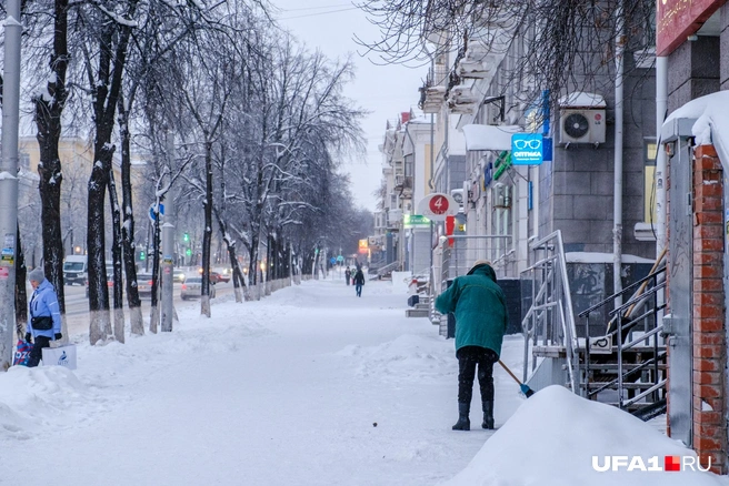 Уборка снега зимой&nbsp;— главный тренд | Источник: Булат Салихов / UFA1.RU