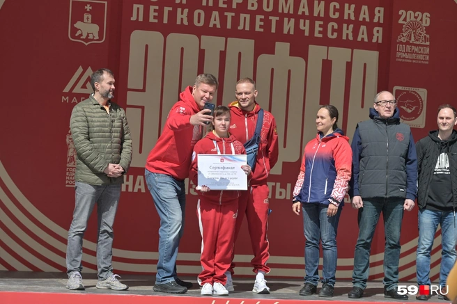 Дмитрий Губерниев не смог удержаться и сфотографировался с Анастасией Багиян | Источник: Василина Любимова / 59.RU