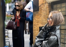 Olsen tuck: заправлять волосы под одежду — новый модный прием от сестер Олсен