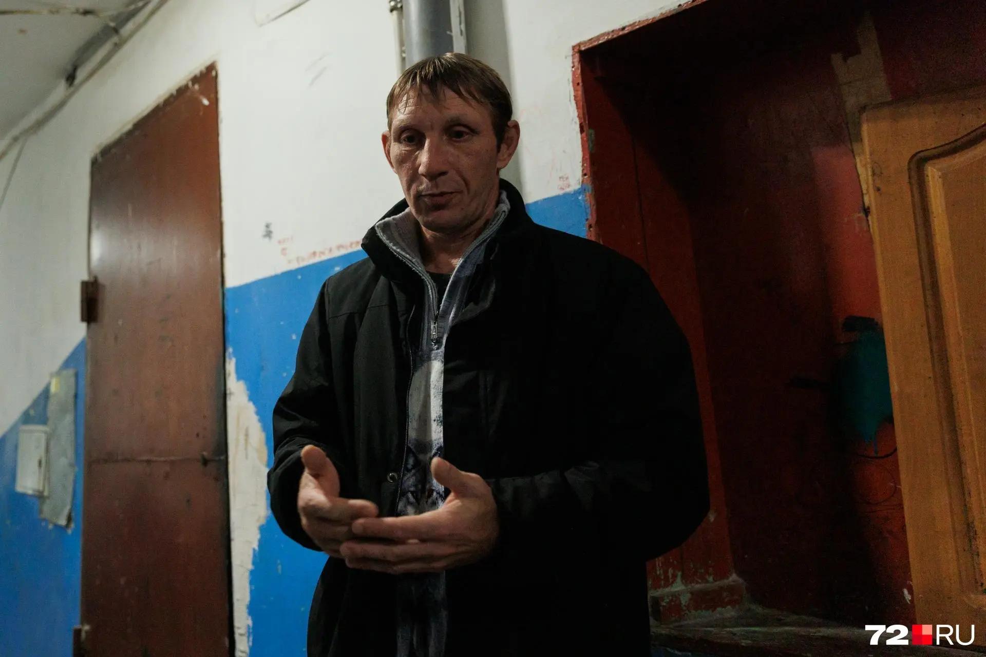 Россиянина забрали в комиссариат с работы — там он жил 3 дня. Что делать, если за вами приехали вое…