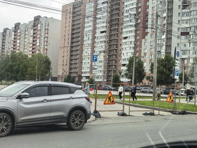 Парковку закрыли специальными ограждениями со знаками работ | Источник: Алсу Зарипова / Vk.com