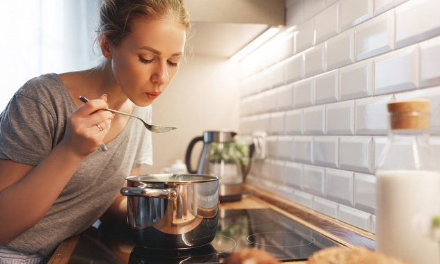 Летом они особенно опасны: 4 ошибки хозяек на кухне, которые могут стоить вам здоровья