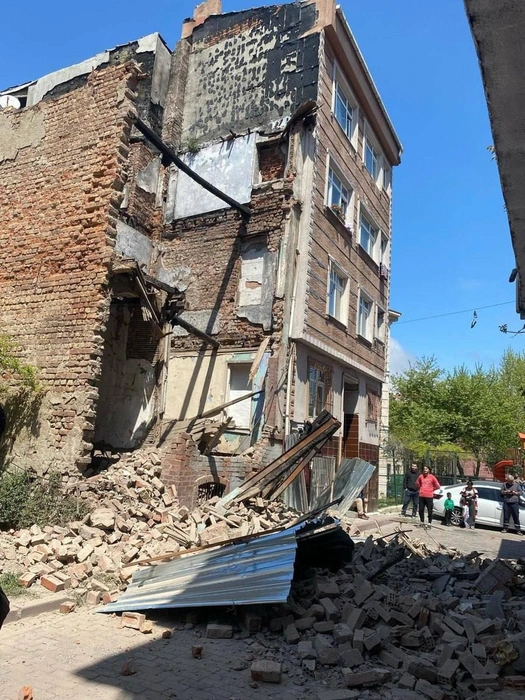 Аварийное здание не выдержало сильного толчка | Источник: Главные новости Турции / T.me