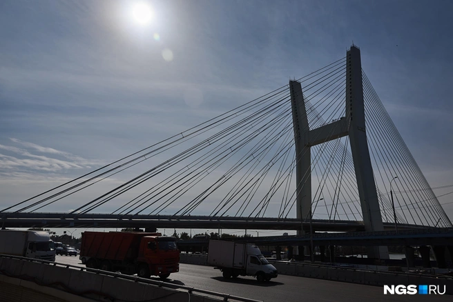 Новый мост станет первой платной дорогой в Новосибирске. Максимальная стоимость поездки составит 300 рублей, водители легковых автомобилей высотой не более двух метров будут платить по 100 рублей | Источник: Александр Ощепков / NGS.RU