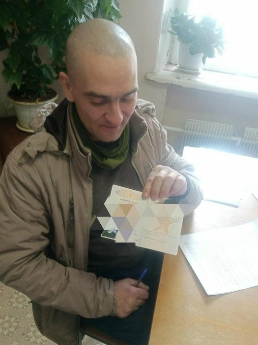 Одно из фото мужчины, которые активно разлетаются по соцсетям | Источник: Тольятти / Vk.com