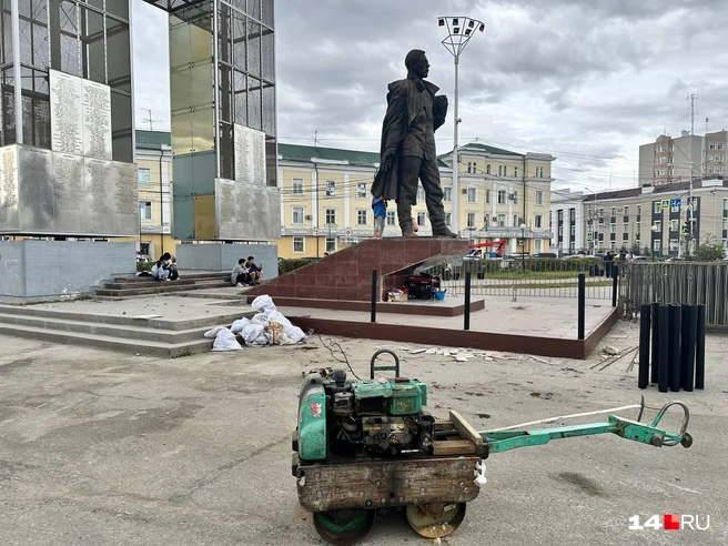 К Ойунскому после ремонта будет уже не подойти  | Источник: Илья Константинов / 14.RU
