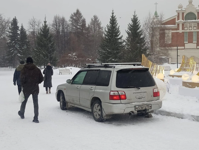 В сквере на авто — это что-то новенькое | Источник: читатель НГС