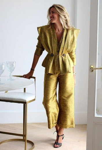 Драпировки сегодня везде и всюду, а костюм из парчи сделает из вас королеву вечера (такого точно ни у кого не будет) | Источник: ru.pinterest.com