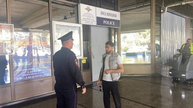 Таксистам в аэропорту не стоит слишком усердствовать, привлекая пассажиров | Источник: sochi.ru