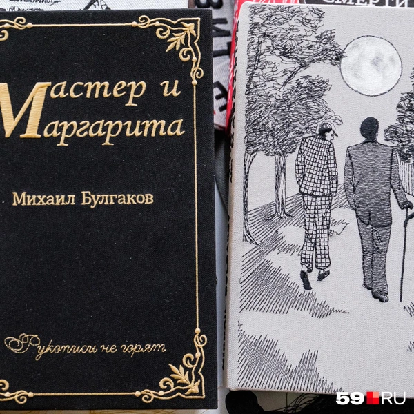 Два абсолютно разных клатча по одному роману  | Источник: Тимофей Калмаков / 59.RU 