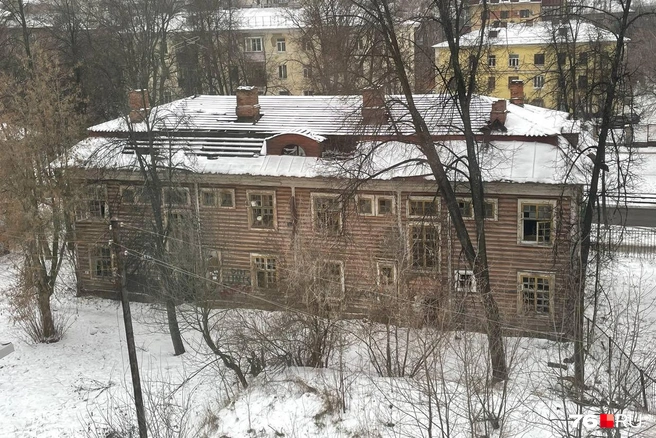 Этот дом на улице Володарского скоро пойдет под снос. Вполне возможно, что землю потом отдадут под новую стройку | Источник: читатель 76.ru