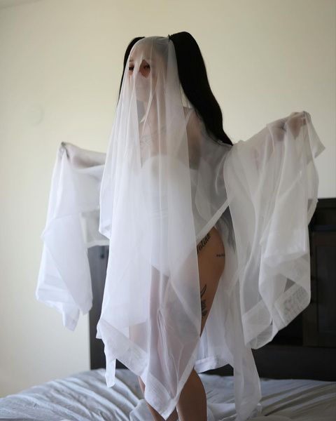 Фото №8 - Как прошел Хэллоуин 2021: самые красивые и необычные костюмы селебрити 🎃