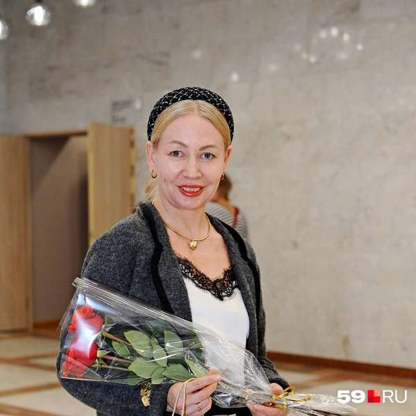 Гостья подготовила цветы для артистов | Источник: Ирина Тропина / 59.RU