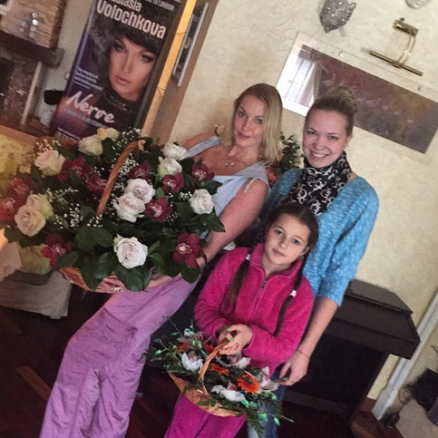 Анастасии Волочковой и ее дочери Арише вручили по корзине цветов