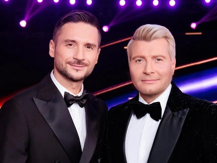 Спойлер и фото первого выпуска шоу «Дуэты»: Сергей Лазарев на сцене, поющий бурундук