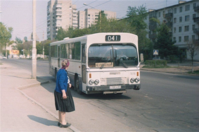 Конец 1990-х. Автобус Aabenraa M83 подъехал к остановке на Волкова. Маршрут шел от Центрального рынка на Северное кладбище | Источник: Ростовский городской транспорт / Vk.com