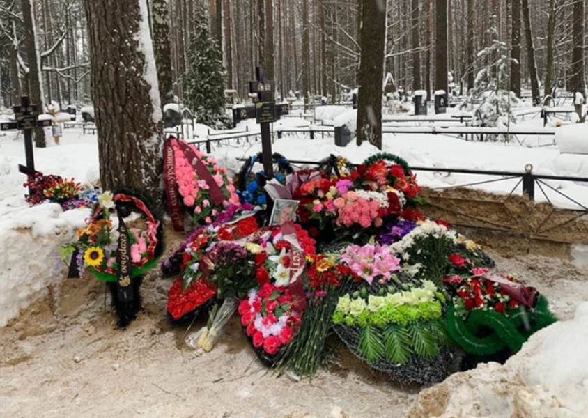 Могила Анны Тупоршиной. Могила усыпанная цветами.