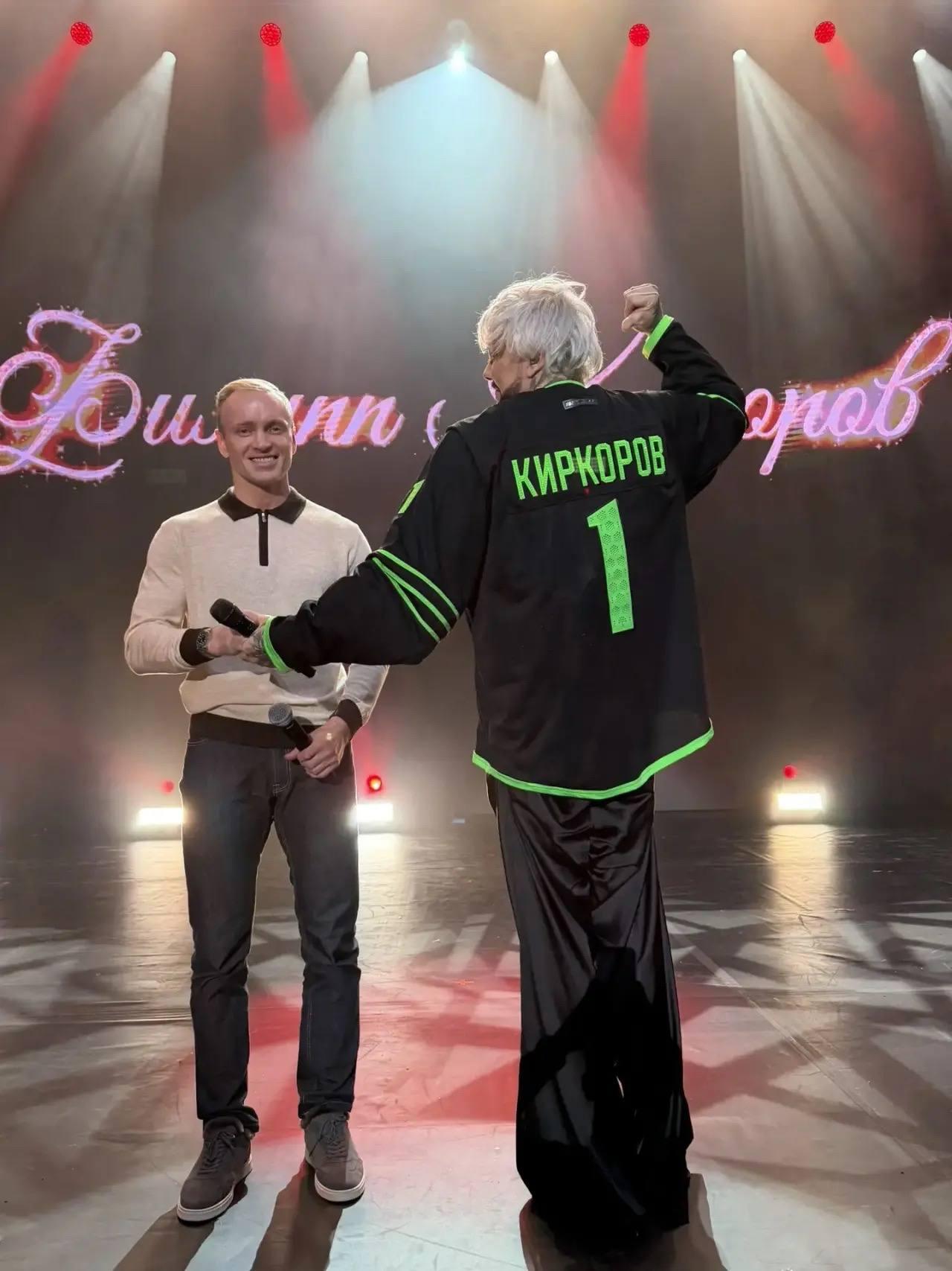 «Если хочешь идти — иди»: Панин подарил Киркорову джерси «Салавата» с первым номером 