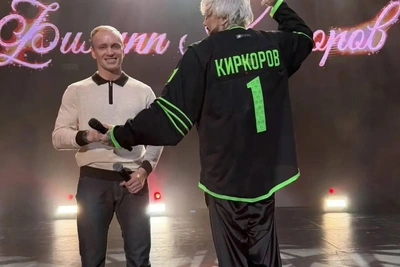 Киркоров получил в подарок джерси «Салавата Юлаева»
