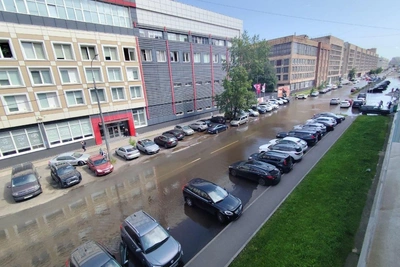 Улицу Трефолева затопило из-за прорыва водопровода