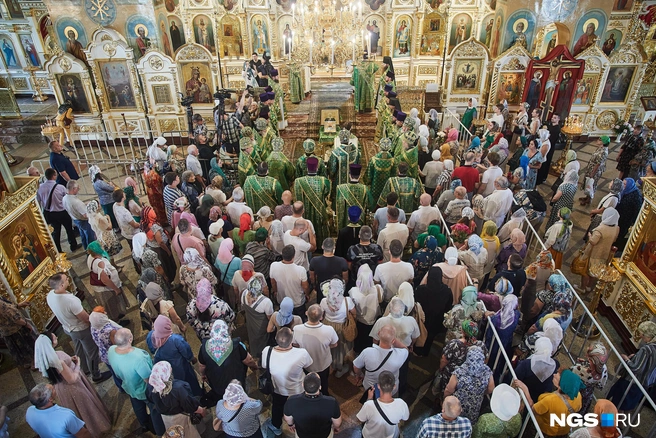 Собралось множество желающих увидеть святыню | Источник: Александр Ощепков / NGS.RU