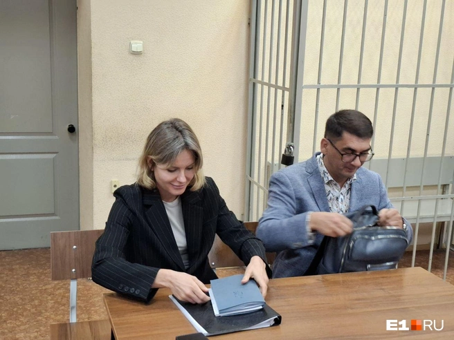 У адвокатов Андрея Дьякова тоже хорошее настроение | Источник: Евгений Кошек / E1.RU