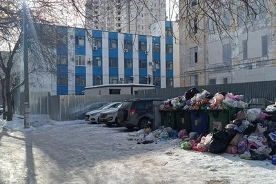 Брошенный автомобиль парализовал вывоз отходов в центре Волгограда