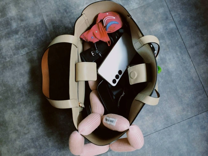 Что в сумке нашего продюсера: модные туфли, функциональные гаджеты и даже отвертка Что в сумке нашего продюсера: модные туфли, функциональные гаджеты и даже отвертка