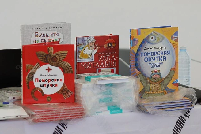 На книжной ярмарке представлено более ста издательств с книгами различных жанров: от детских сказок до бестселлеров | Источник: Пресс-служба губернатора и правительства Архангельской области
