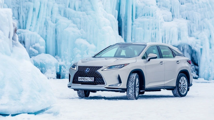 Lexus покоряет Байкал: лед, вода и медные трубы