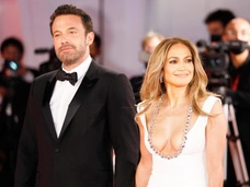 25 млн на организатора, платье от Ralph Lauren и танцы до утра. Как пройдет вторая свадьба Лопес и Аффлека