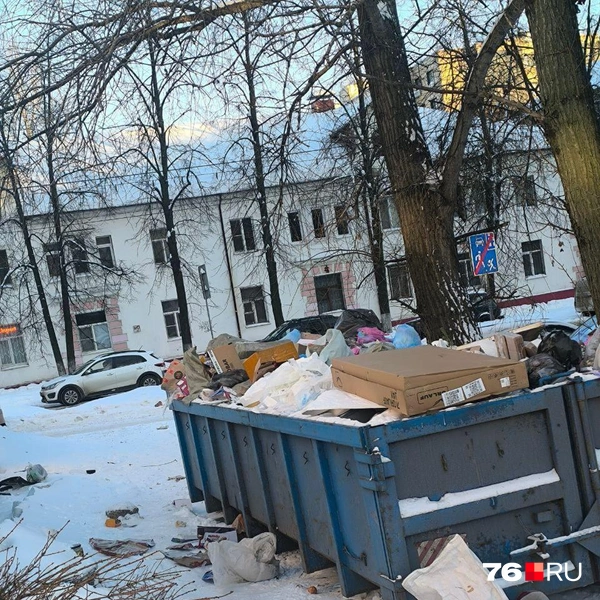Строительный бак поставила управляющая компания в ответ на жалобы жителей | Источник: читатели 76.RU