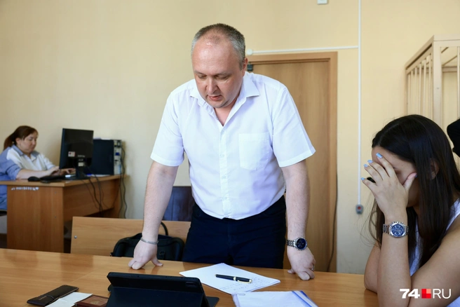 Между выступлениями Наталья закрывала лицо руками | Источник: Михаил Шилкин
