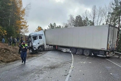 Фура перекрыла Култукский тракт после ДТП