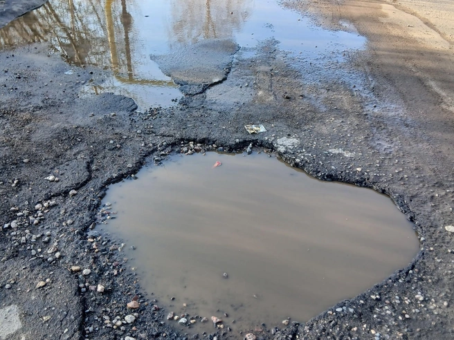 Глубина некоторых ям достигает десятков сантиметров, и водители избегают проверки их на собственном транспорте. | Источник: жители поселка Семибратово