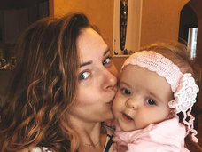 Женя Огурцова про низкорослую дочь: «О диагнозе мы узнали после родов. Это спонтанная генетическая мутация»