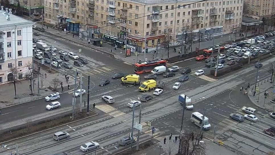 В центре Челябинска реанимобиль попал в ДТП