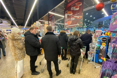 Очереди в ТЦ Екатеринбурга перед Новым годом: салаты ведрами
