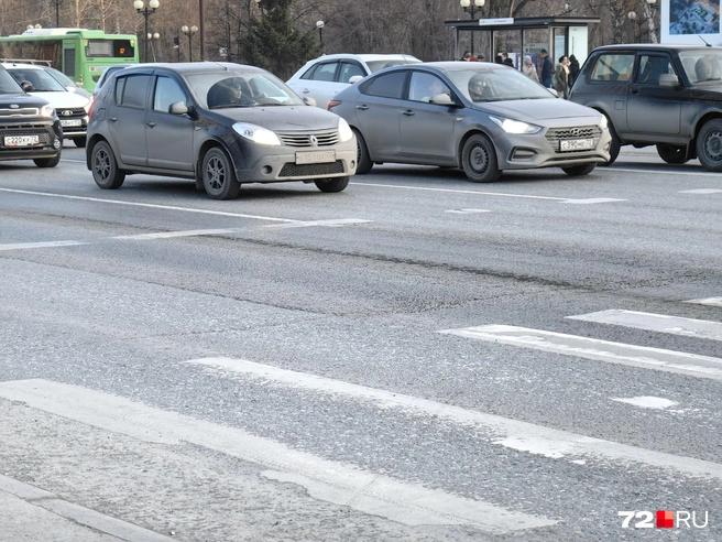 А это перекресток улиц Республики и Холодильной. Какие красивые колеи, не находите?  | Источник: Павел Красоткин / 72.RU 