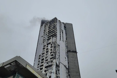 В Екатеринбурге загорелся недострой «Призма» у вокзала