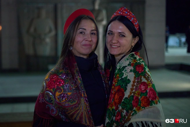 Лилия (справа) и Румия (слева) присоединились к тренду с кокошниками | Источник: Роман Данилкин / 63.RU