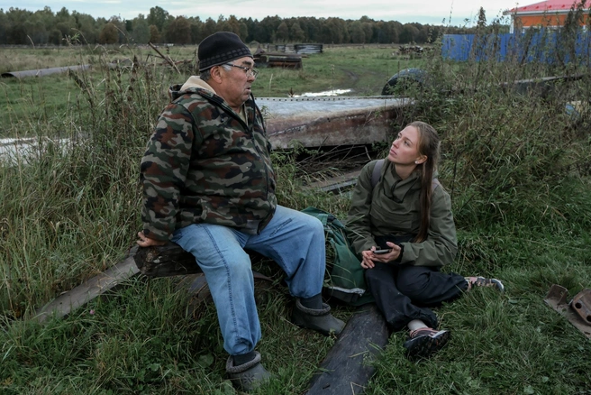 — Раньше у нас пилорама была, в две смены вкалывали. Ягоду на месте сдавали, а сейчас в город надо везти. Если предприниматели приезжают сюда, то за полцены покупают. Возят в город только те, у кого есть техника, — рассказывает о жизни в Заболотье Ильяс | Источник: Анастасия Малышкина / 72.RU